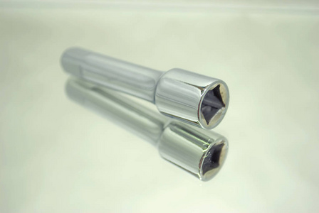 政治畫工具套筒扳手 符號背后的權(quán)力與秩序隱喻